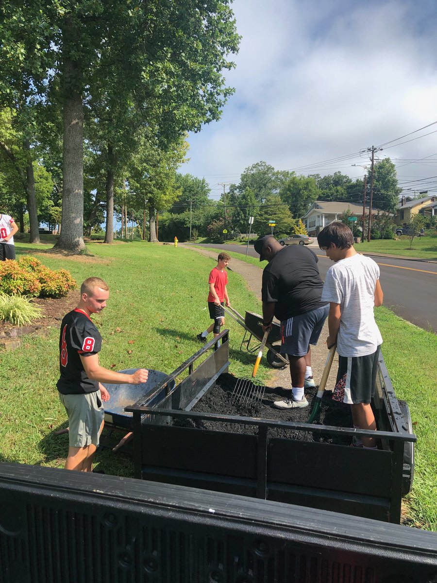 _CoachBR's tweet photo. When @gmprincipal needs help on campus clean up day guess who came to lend a few helping hands. You know why we here. #ServeBeforeYouLead #FTCstrong #FAMILY https://t.co/lkwwOSFVMd