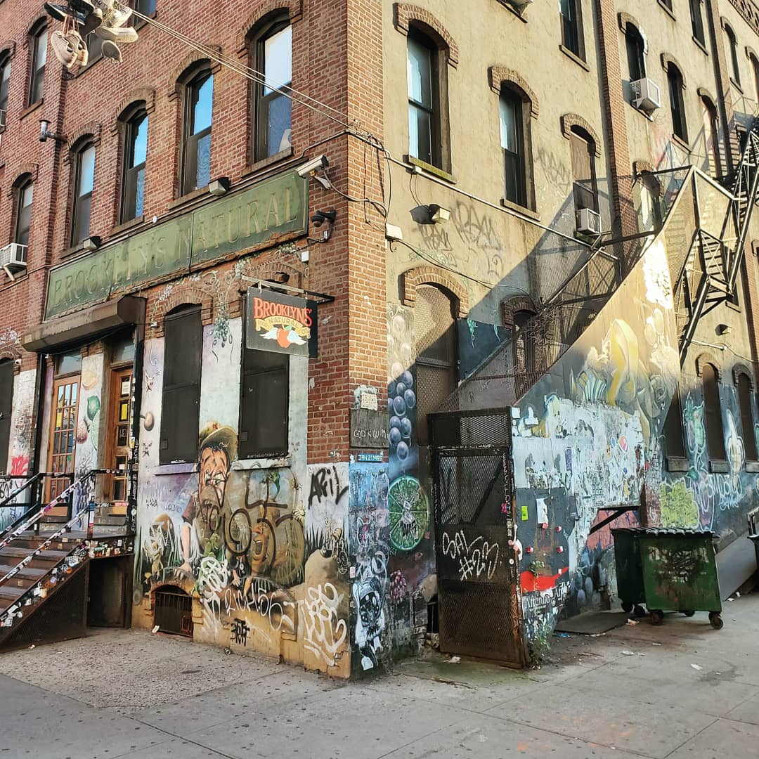 #Brooklyn de yer alan #EastWilliamsburg semtini gezmeye devam ediyoruz. Burası sanatçıları, galerileri, ufak restorantları ve ikinci el butikleriyle ünlü bir #hipster cenneti. 🥰 #NewYorkta1Türk #QueerLife