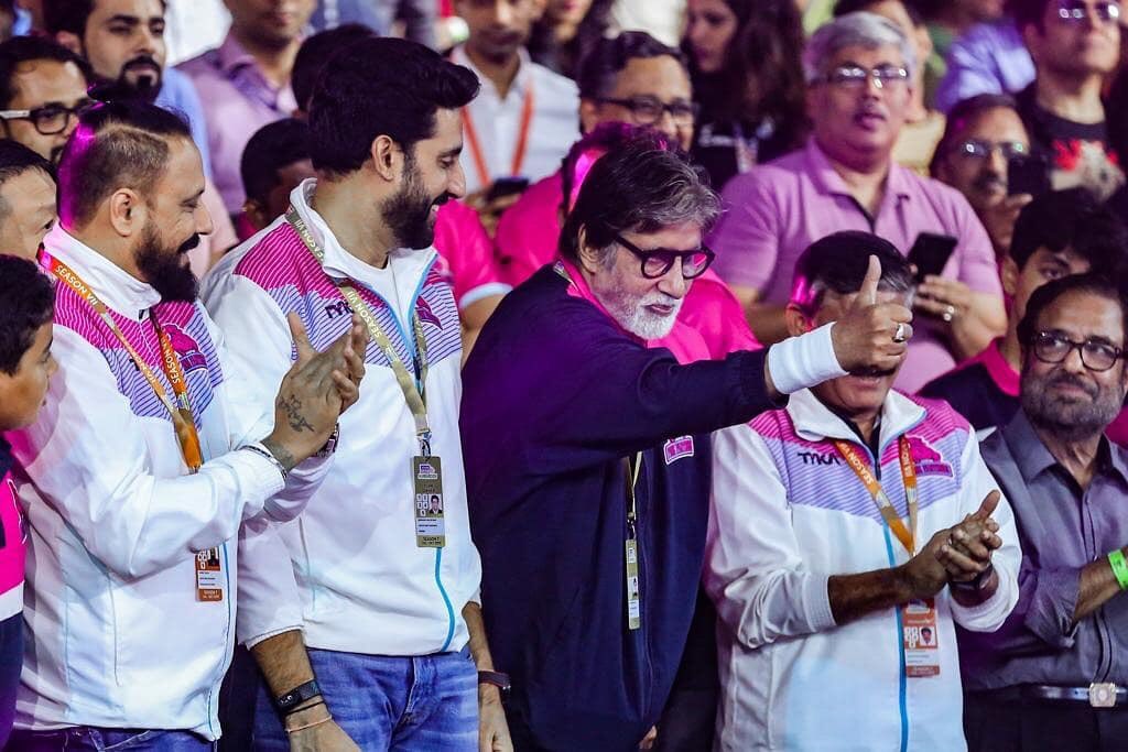 SwetaLoveAB's tweet photo. Yeah.... BADUMBAAA✌💪
@SrBachchan Congratulations dear Amitji & @juniorbachchan abhi sir for 4th Win over @PatnaPirates Panthers roar again! ✌
@JaipurPanthers 34
@PatnaPirates 21
#PATvJAI, #VIVOProKabaddi Season 7! @aspalod @ManishK89979565 @vikasm12345 https://t.co/YwTmeM9SzY