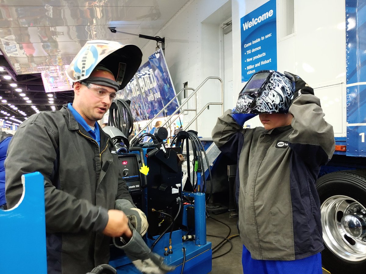 JoGetsCurious's tweet photo. A little early career training. My kid was in heaven. #welding #forreal #notVR #notyetin8thgrade #doscience #STEAM National Street Rod Association show @kyexpocenter https://t.co/UOREkyDmuh