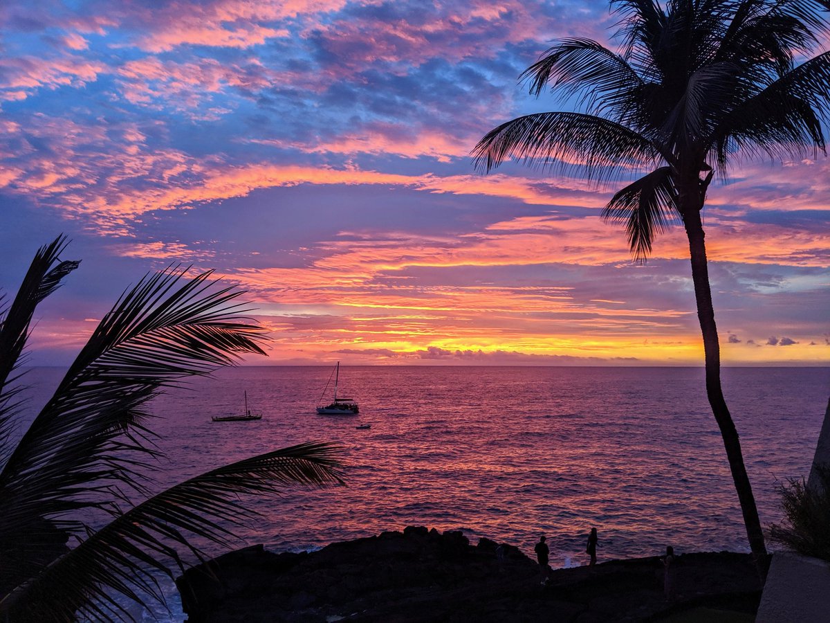 dbolot1's tweet photo. Sunset on Big Island. #teampixel https://t.co/jZGjnckyno