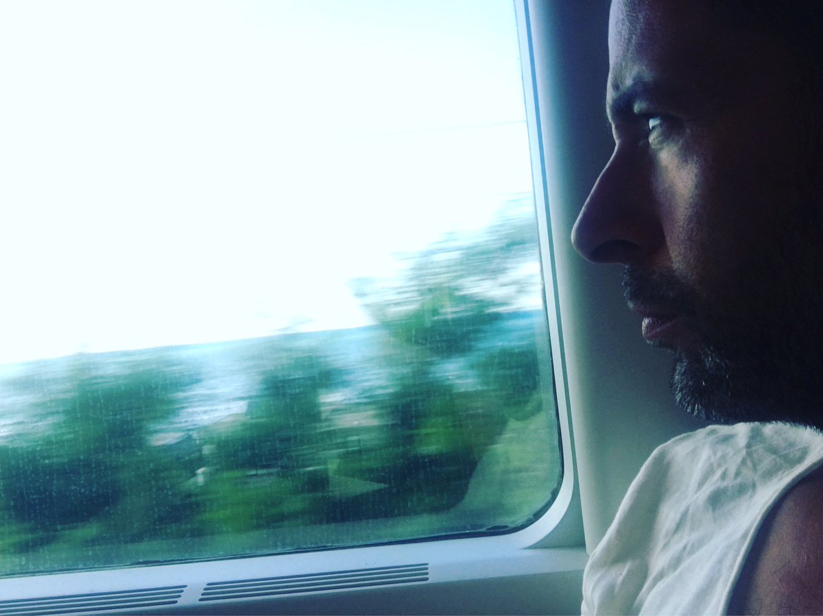PabloTrincia's tweet photo. VIAGGIO. Parola antichissima.
Dal latino VIATICUM, e quindi da VIA, a sua volta da WEG, usato dai nostri antenati indoeuropei in epoca preistorica.
Si trova in molte lingue indoeuropee:
Italiano: VIA
Tedesco: WEG
Inglese: WAY
Sanscrito: VAHANA
Avestani: VAZ
Armeno antico: VAZ https://t.co/KE63j42NTG