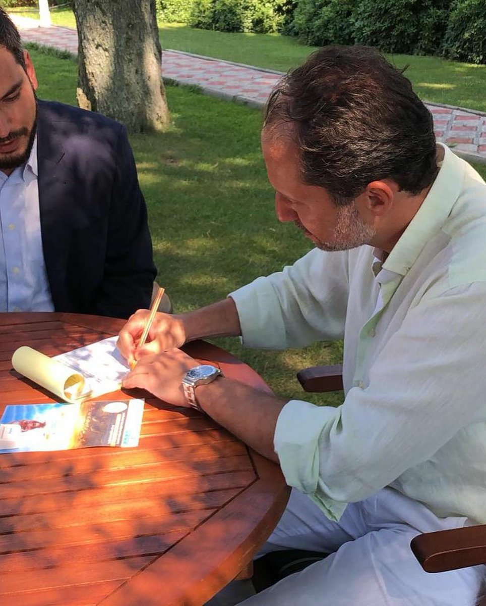 erbakanfatih's tweet photo. Merhum Erbakan Hocamız’ın Altınoluk’taki bahçesinde “Selamet Derneği” başkanı Harun Yavuz Yılmaz Bey ve dernek yönetim kurulu üyelerini ağırladık. Kendilerini tebrik ederek, bu sene ki şahsi kurban bağışımızı makbuzumuzu bizzat kendimiz imzalayarak Selamet Derneği’ne yaptık. https://t.co/usj5n0wxyH