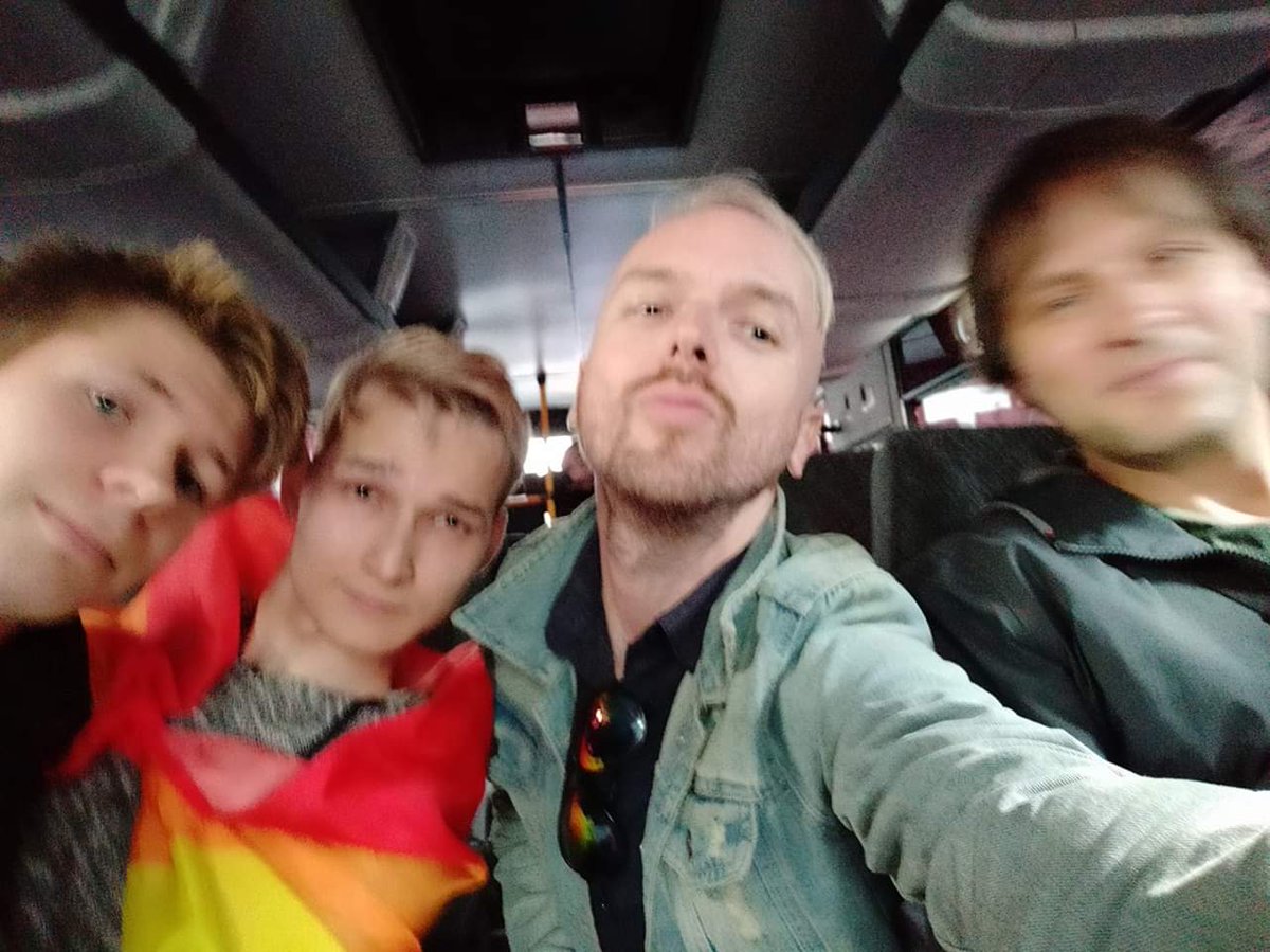 spbpride's tweet photo. 20:40 - До сих пор людей держат в авто��аке. Долго не передавали воду. По прибытии депутата ЗАГСа Бориса Вишневского и адвоката ЛГБТ группы "Выход" Ксении Михайловой воду передали.
3-их отвезли по вызову скорой. У человека повреждена нога, ещё 2ое- раздражение слизистой из-за газа https://t.co/pLel9OoA5p