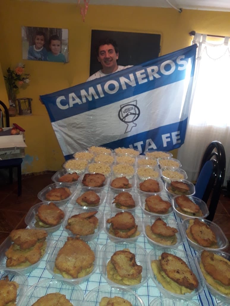 Machucafer80's tweet photo. Otro sábado más que @AladioSergio colaboró para que más de #100chicos pasen a retirar la comida 🥘 por el comedor del barrio #Beaudrix de la ciudad de #Roldán (Santa Fe) .
.
#CamionerosDeSantaFe #AladioConducción ✌🏾✌🏾 https://t.co/FQR9Scg4kT