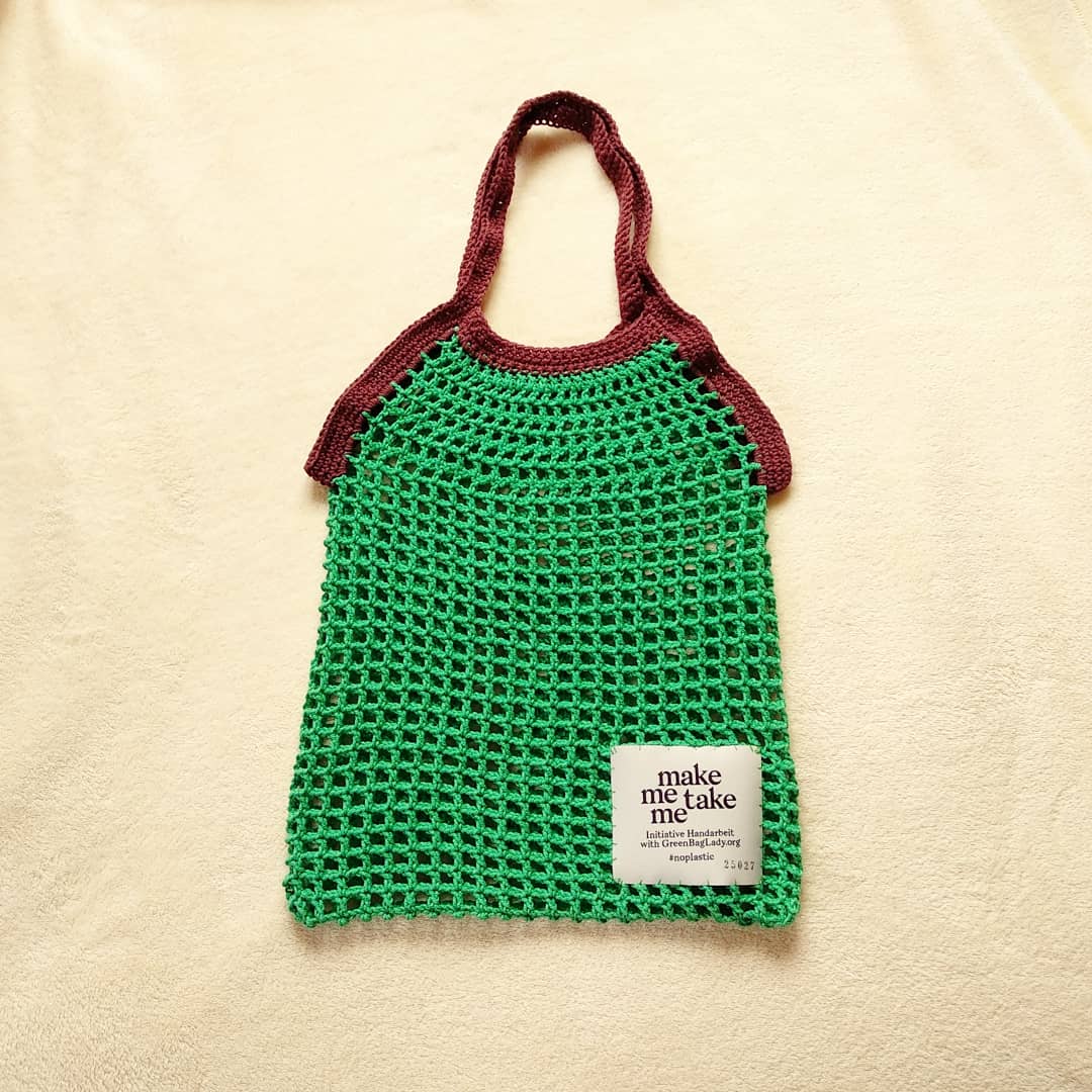KreativKueken's tweet photo. Ein weiteres Projekt ist heute fertig geworden: Ein gehäkeltes Einkaufsnetz! Im Alltag Plastik zu vermeiden ist gar nicht so einfach, aber eine eigene Tasche mit zum Einkaufen zu nehmen ist ein kleiner Beitrag, den jeder leisten kann. #makemetakeme https://t.co/KjySfBxj1l