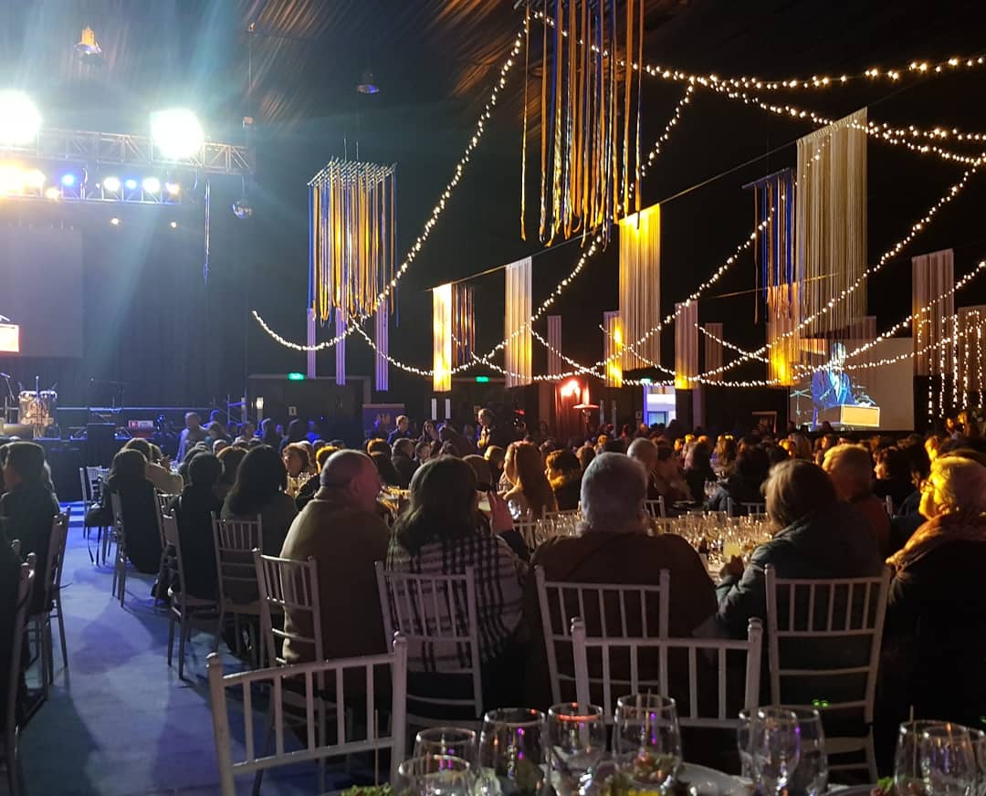 ClubFlecha_'s tweet photo. Tesorero y Presidente representando al Club en cena de gala por el dia #DirigenteSocial en Sur Activo.
 
Más de mil Dirigentes de la comuna de #Concepción celebrando una exquisita cena, baile y este hermoso reconocimiento de la @Muni_Concepcion. https://t.co/LKzxq80XRV