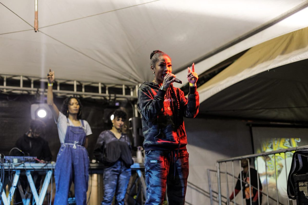 origraffes's tweet photo. Quem aí curtiu o showzão repleto de músicas novas conosco? @melaninamcs no palco do #ORIGRAFFES Praça Central de Feu Rosa, coisa linda! 📸 Marco Ninni. https://t.co/Q13p69SRLg