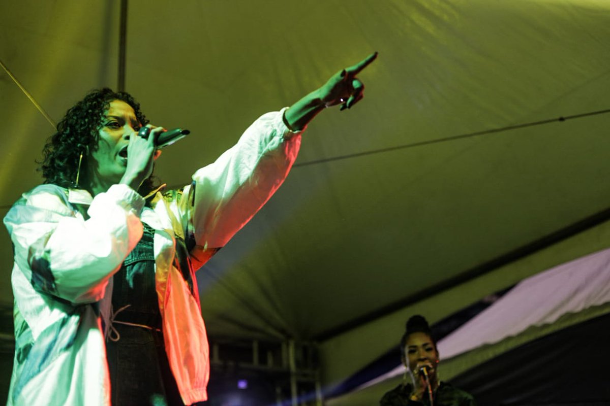 origraffes's tweet photo. Quem aí curtiu o showzão repleto de músicas novas conosco? @melaninamcs no palco do #ORIGRAFFES Praça Central de Feu Rosa, coisa linda! 📸 Marco Ninni. https://t.co/Q13p69SRLg