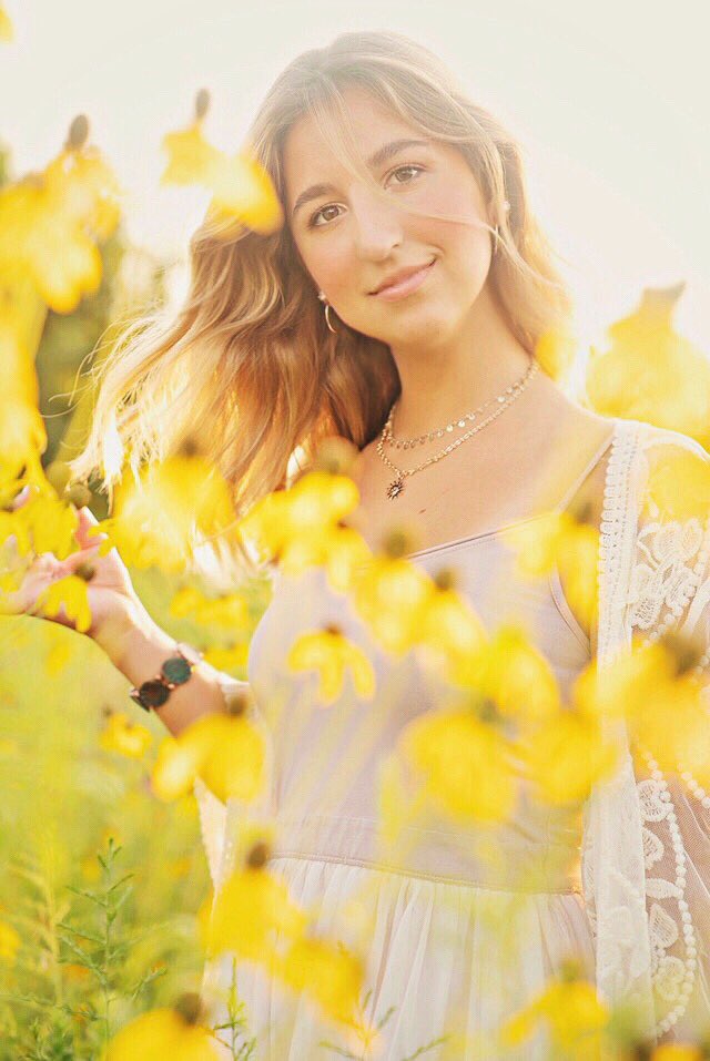 sophiakairis's tweet photo. SENIOR PIC SZN ALREADY?🐣 https://t.co/59jwtosY0I