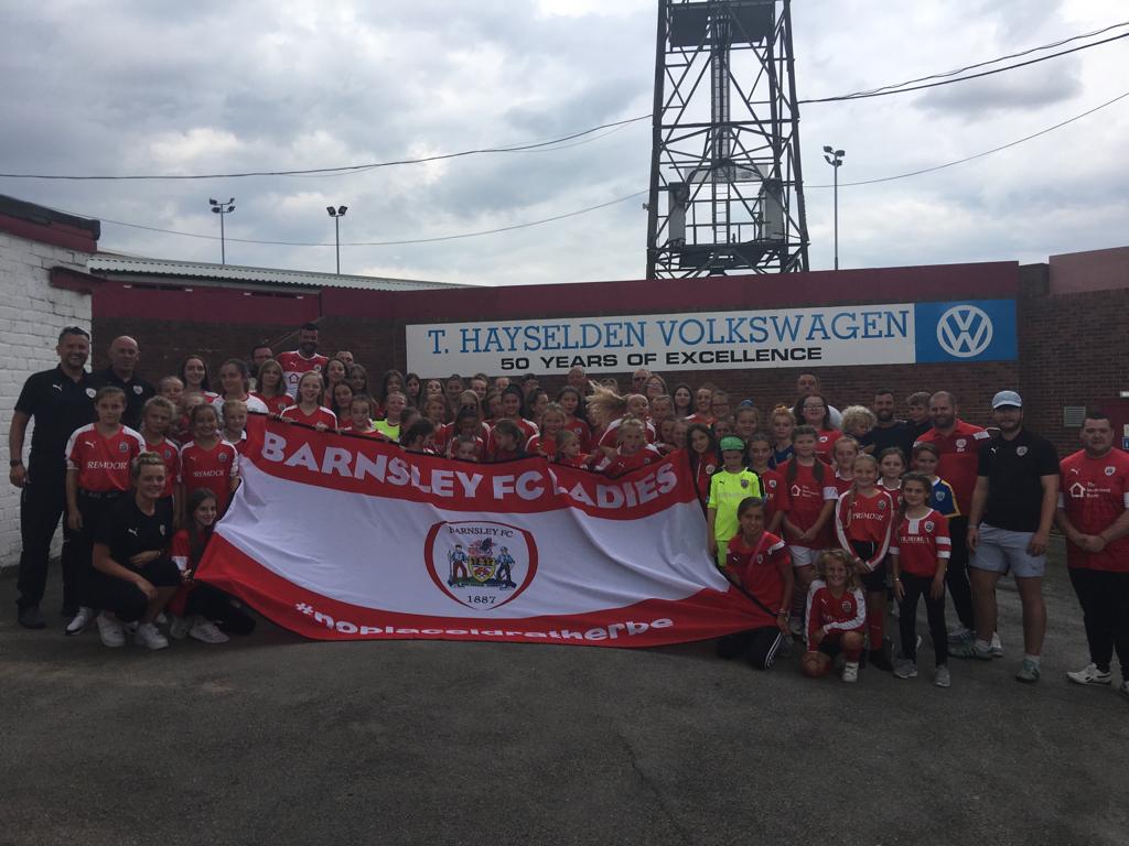 LadiesBarnsley's tweet image. On behalf or our club, we would like to thank the @FulhamFC fans for the reception they gave our girls at half time during the pitch walk. This is what football is all about ⚽⚽. Good luck for the rest of the season. #topclub #classfans