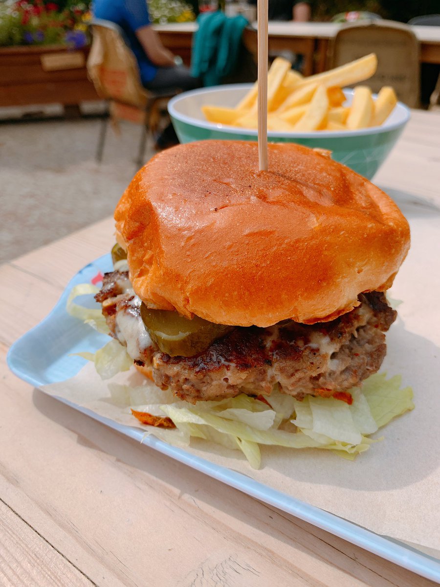 A nice little pre walk pit stop at Floss ‘n’ Bambz over at Unit 1 (<a href="/HopFuzz/">Hop Fuzz</a>) over at Hythe. 

Halloumi burger and the Unit burger. I liked the bit of spice in the Unit burger. Delicious. 

Great little spot!

I’m still full now!

#folkestone #burger