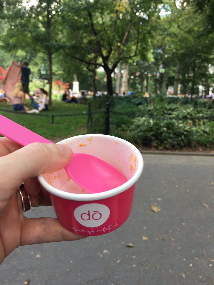 eDougBanks's tweet image. Another satisfied customer. Fluffernutter reminds me of home. #fluffernutter #cookieDOnyc