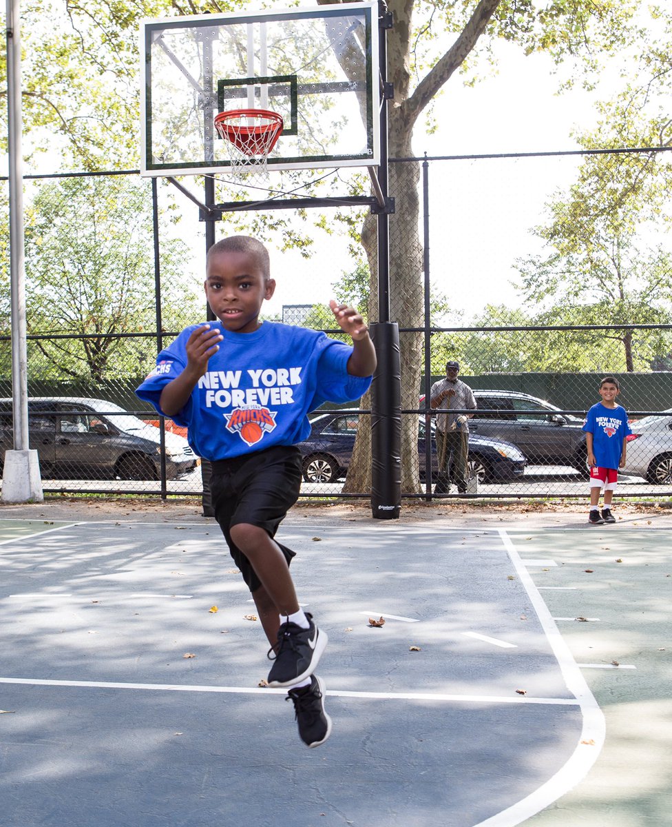 juniorknicks's tweet photo. Another successful Saturday in this NYC heat ☀️ Thanks Charles Smith for stopping by! #JrKnicks https://t.co/QwStvnxqrK