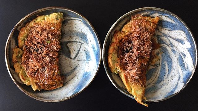 elaket's tweet photo. My first attempt at reproducing Yuko san’s #okonomiyaki on gorgeous plates by dherbstmanpottery from this summer’s #woodfiring. The blues in this glaze are not from cobalt but rather a result of the mysterious magics of #atmosphericfiring. Perfect for pancakes! #oishidesu !
.
y https://t.co/rRqn1dcTRj