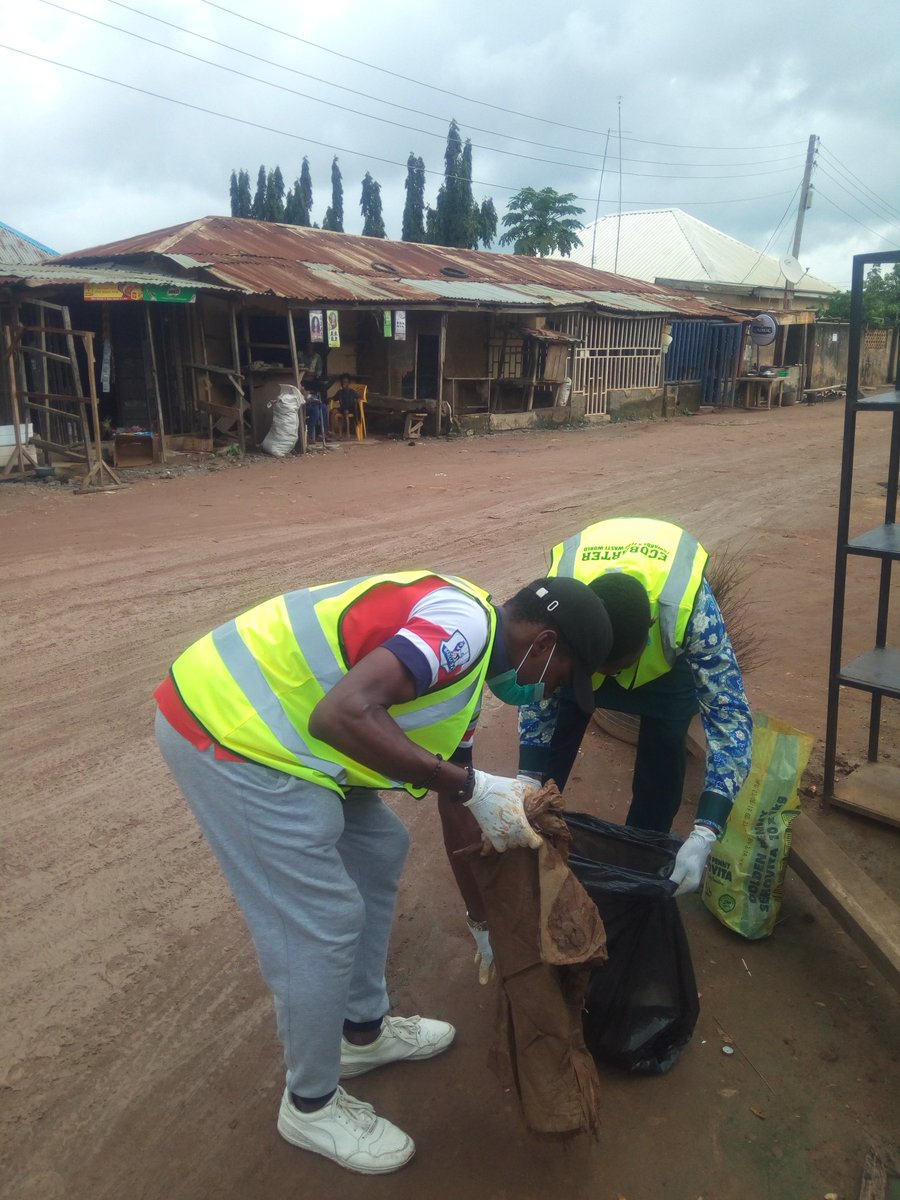 wura360Modupe's tweet photo. Creating awareness(sensitization) about recycling, and clean up of waste product at Kuje local government Abuja, Nigeria
#Ecobacter
#humansofecobacter
#Kujecleanup https://t.co/zM3moblIWc