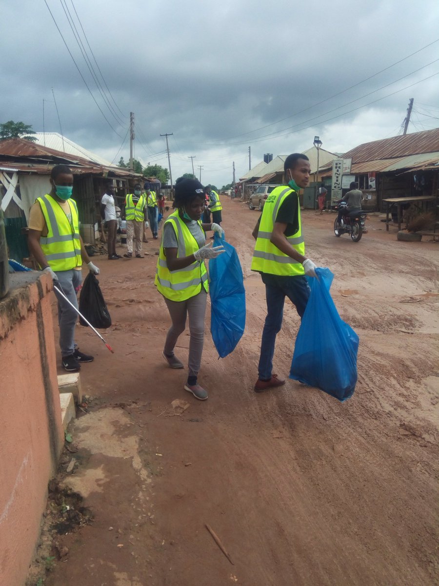 wura360Modupe's tweet photo. Creating awareness(sensitization) about recycling, and clean up of waste product at Kuje local government Abuja, Nigeria
#Ecobacter
#humansofecobacter
#Kujecleanup https://t.co/zM3moblIWc