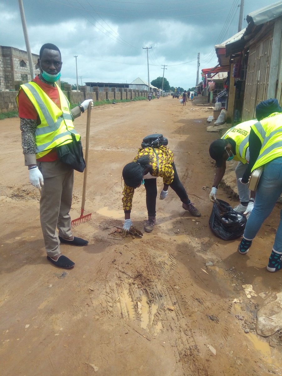 wura360Modupe's tweet photo. Creating awareness(sensitization) about recycling, and clean up of waste product at Kuje local government Abuja, Nigeria
#Ecobacter
#humansofecobacter
#Kujecleanup https://t.co/zM3moblIWc