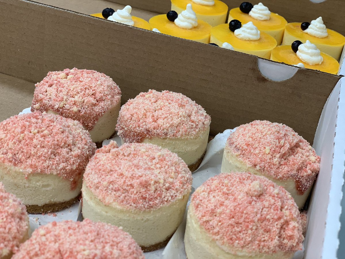 HiatusCheesCake's tweet photo. 1. Strawberry Crunch ๐
2. Triple Love CheeseCake ๐ช
(brownie-cookie cheesecake)
3. Oreo Cheesecake
4. Ginger Lemon Wasabi Cheesecake ๐
โEscape with Every Biteโ ๐
#hiatuscheesecake #escapewitheverybite #gingerlemon #oreo #strawberry #strawberrycrunch #brownies #foodporn https://t.co/jfQDC7Jsr2