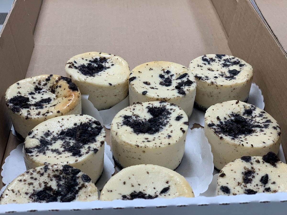 HiatusCheesCake's tweet photo. 1. Strawberry Crunch ๐
2. Triple Love CheeseCake ๐ช
(brownie-cookie cheesecake)
3. Oreo Cheesecake
4. Ginger Lemon Wasabi Cheesecake ๐
โEscape with Every Biteโ ๐
#hiatuscheesecake #escapewitheverybite #gingerlemon #oreo #strawberry #strawberrycrunch #brownies #foodporn https://t.co/jfQDC7Jsr2