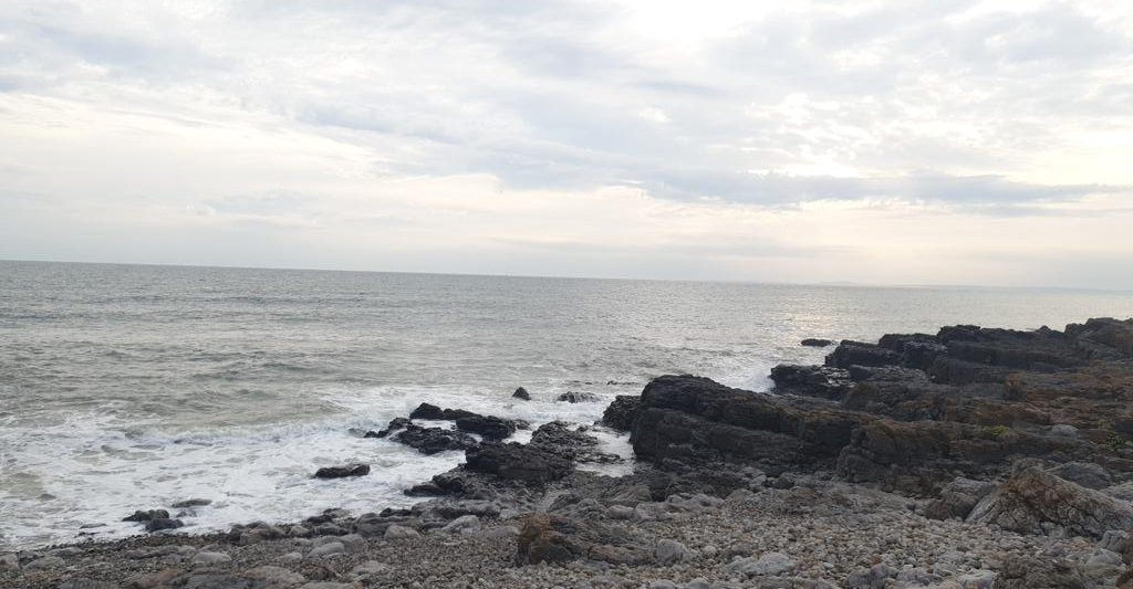 My happy place 💕 so glad Iwan enjoys the sea as much as I do #RestBay #Porthcawl #SaturdayEvenings