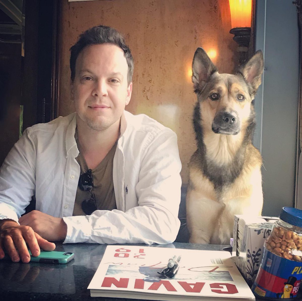 mad4hatter13's tweet photo. I β€ Team DeGraw!
"Team DeGraw ready for breakfast. #tourlife" #Repost @GavinDeGraw
#GavinDeGraw #BuddyDeGraw #TeamDeGraw #hatless #breakfastbuddies #myheart #GDG19 https://t.co/n8ov50b0XL