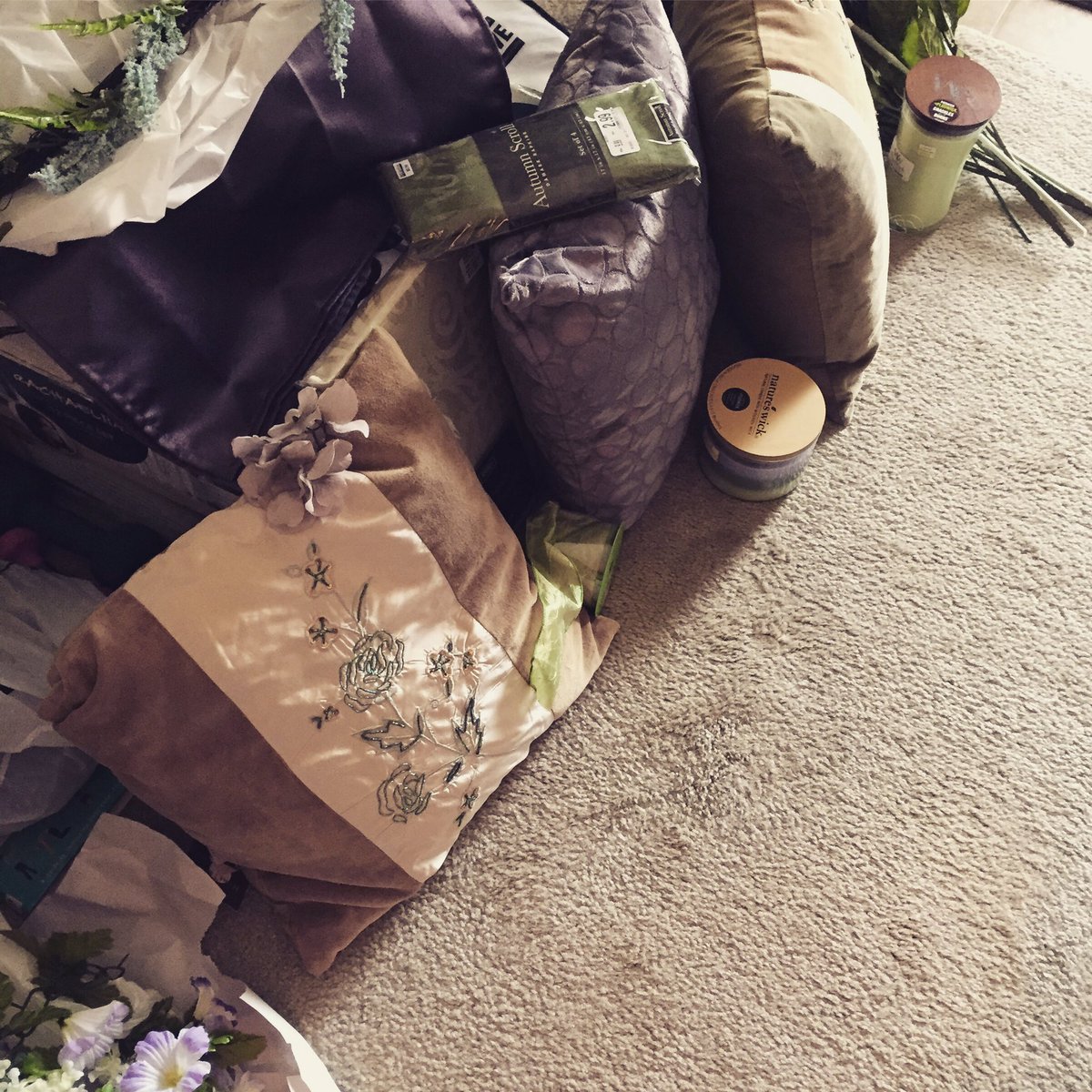 🛒💳🛍🙋‍♀️ Decorating #haul at <a href="/LadyLakeMusic/">LadyLake PR 👑</a> 🌸
<a href="/Target/">Target</a> <a href="/BedBathBeyond/">Bed Bath & Beyond</a>  <a href="/OldTimePottery/">Old Time Pottery</a> <a href="/Lowes/">Lowe's</a> <a href="/BigLots/">Big Lots</a> 
New silk flowers and garlands, candles, pillows, linens, lampshades, rug, clock, pots and pans, light fixtures and a partridge in a pear tree!! #shoptilyoudrop