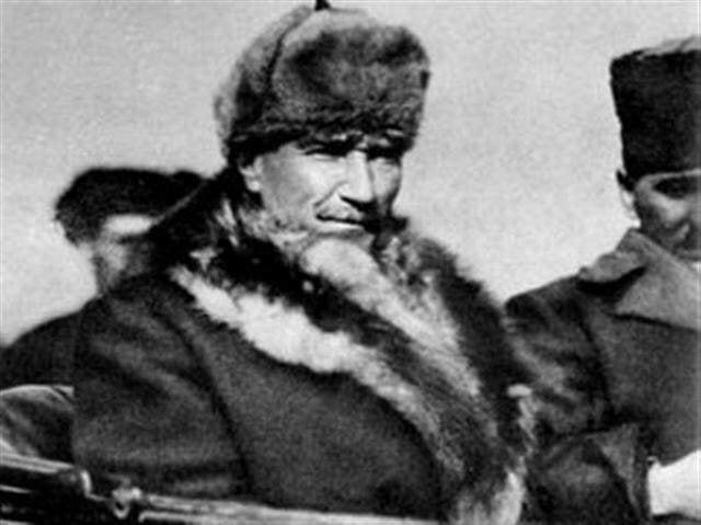 ATelgeren's tweet photo. "Bahçe mimarı Mevlüt Baysal anlatıyor:

Atatürk'ün Çankaya Köşkü'ndeki
bahçesini yapıyordum. Bir gün Atatürk,
yaveri ve ben bahçede dolaşıyorduk.
Çok ihtiyar ve geniş bir ağacın
Atatürk'ün geçeceği yolu kapadığını
gördük. https://t.co/nslhIuStkf