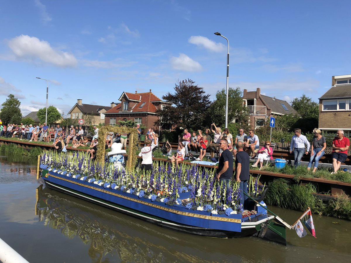 GabZwinkels's tweet photo. Het was weer genieten @VarendCorso in #Poeldijk. Kleurrijke boten opgesierd met Westlandse producten, muziek en figuranten. Morgen Delflanddag. Zie https://t.co/N6Jg8qhsd3 https://t.co/8sKDrdzKFz
