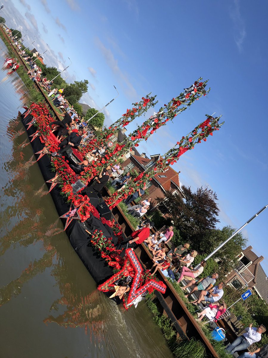 GabZwinkels's tweet photo. Het was weer genieten @VarendCorso in #Poeldijk. Kleurrijke boten opgesierd met Westlandse producten, muziek en figuranten. Morgen Delflanddag. Zie https://t.co/N6Jg8qhsd3 https://t.co/8sKDrdzKFz