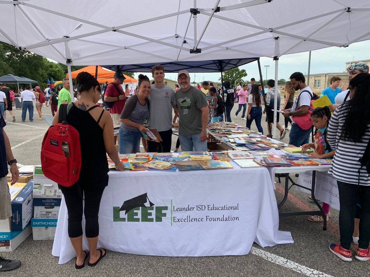 LEEF_TX's tweet photo. We love giving books to @LeanderISD families at #backpackattack every year! Thank you to @hcbc_ci and all of the community members who support our students through this event. 💚📚💚 https://t.co/j7nNakTJRH