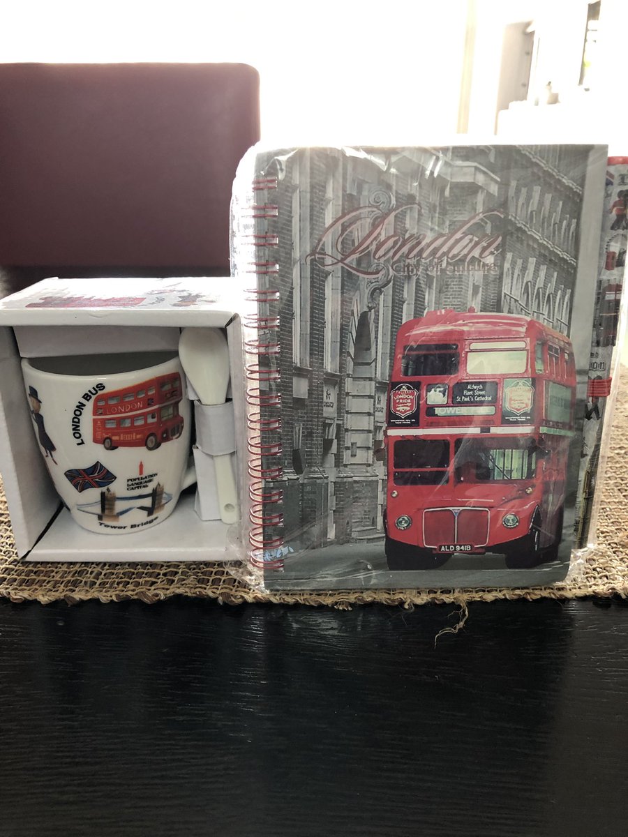 quiz_viajero's tweet photo. SORTEOOOOO LONDRES regalitos del genial @pablofelices. Una hermosa taza y otra hermosa libreta del #TeamLondon 
Para participar simplemente RT a este tuit 😍 https://t.co/dQyq4E2ecj