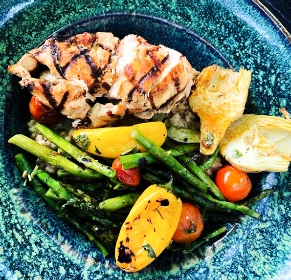 barrelandbushel's tweet photo. GRILLED CHICKEN BOWL
buttermilk chicken breast, risotto style cashew farro, pecorino, fire roasted vegetables #healthyish https://t.co/WqnEMCBtTt
