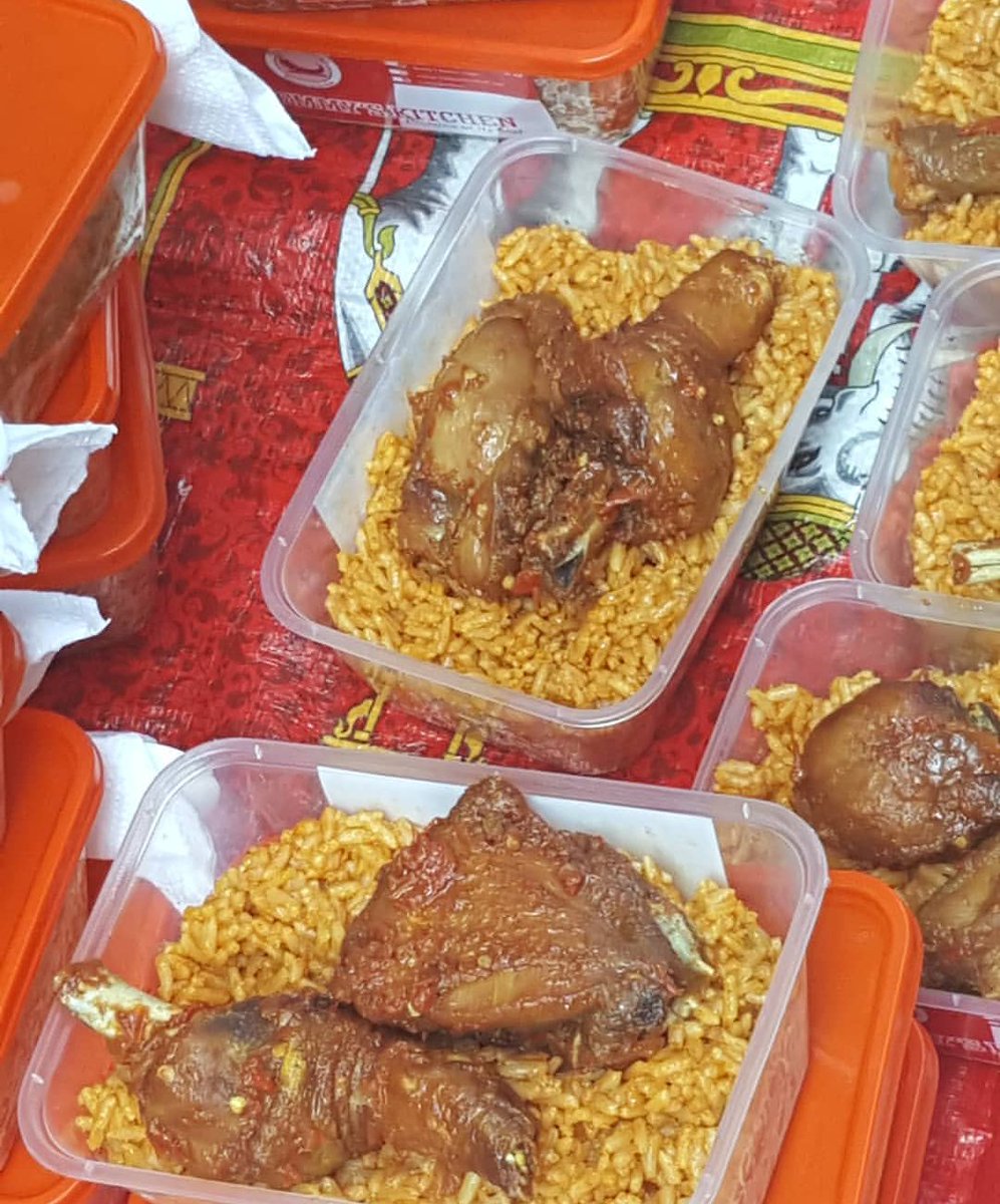 Smokey JOLLOF rice and peppered chicken😋😋😋😋
Send a dm or call the number on the bio to place an order😍
#smokeyjollofrice #foodie #foodtwitter #lagosnigeria