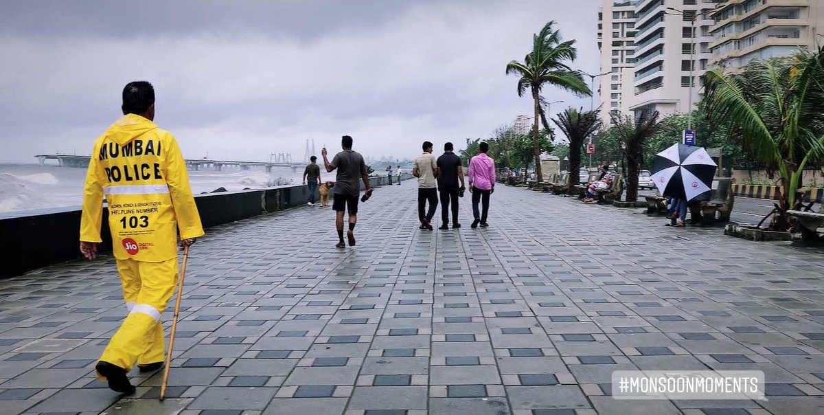 vinayrofficial's tweet photo. Mumbaikar during Heavy rain Today at Worli Seaface.
📸: @raulvinayMT
#everydaymumbai #observation #monsoonmoments #streetphotography #streetobserver #Natgeotravelindia #natgeography #travelxp
@NatGeo @NatGeoTravel @NatGeoPhotos @travelxp @CNTraveler @lonelyplanet https://t.co/ke5aKAxMlz