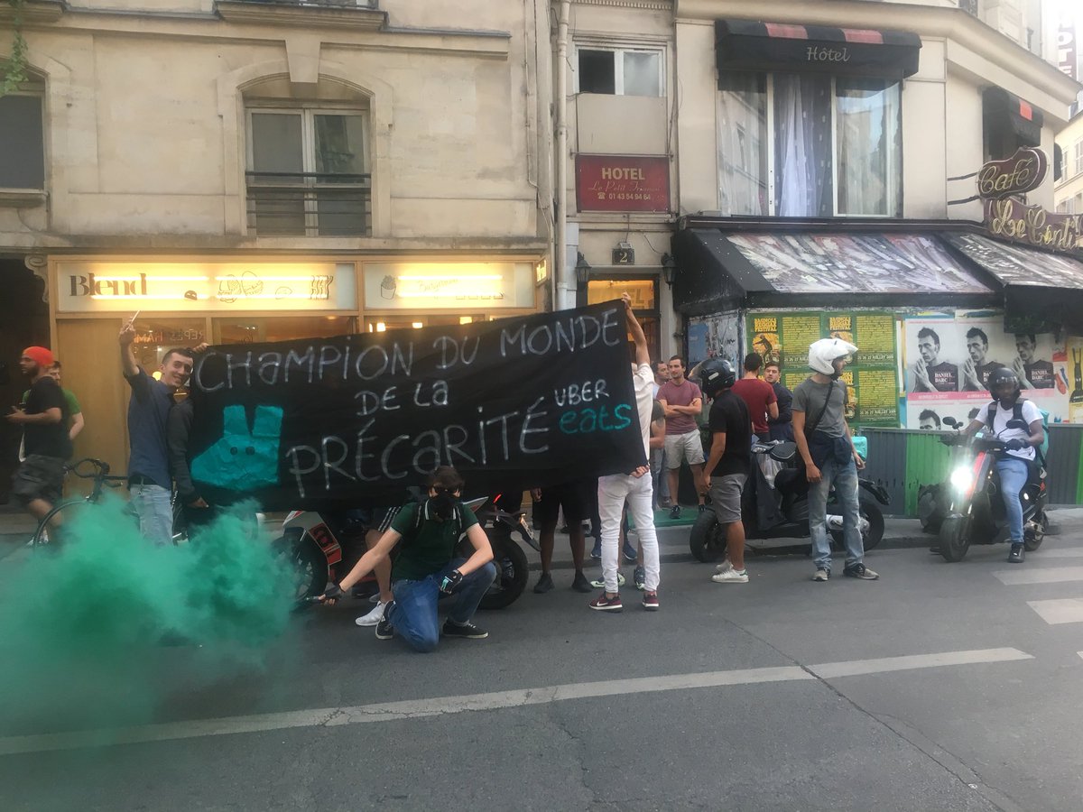 _CLAP75's tweet photo. Blocage en cours partout dans Paris. Les livreurs @Deliveroo_FR veulent montrer à la plateforme ce que ça fait de perdre de l’argent du jour au lendemain! Mouvement également en cours à Bordeaux, Nantes, Limoges, Nice, Tours, Toulouse, Nancy, Montpellier, Grenoble https://t.co/ExtVLV5Ayr