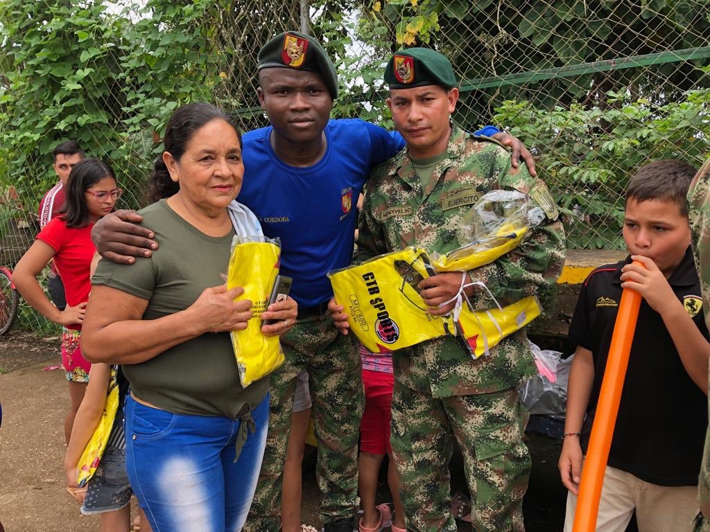 ftc_omega's tweet photo. #HéroesBicentenarios del #BATOT7, y #BATOT5 realizaron jornada de integración y recreación en el barrio La Granja en #SanJosédelGuaviare. Adultos y más de 150 niñas y niños recibieron obsequios y diversión, porque el bienestar de los colombianos nos interesa.
#CEO https://t.co/HxTbz1C3PL
