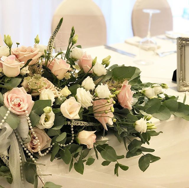 So nice to see @flowercouture too with this beautiful top table display.
💖
#Venuestylist #yorkshireweddings #venuestyling #weddingstylist #ambiencevenuestyling #bridetobe #venuedecor #weddings #weddingstylist #weddingideas #weddingdecor #bridal #gett… ift.tt/2YEwVAr