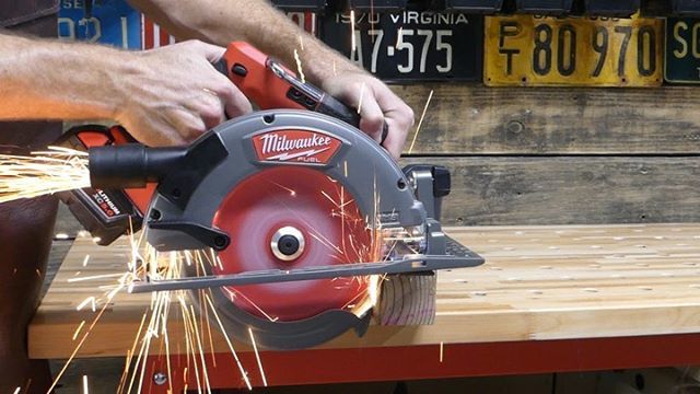 LazyGuyDIY's tweet image. #angleiron is no match for the @milwaukeetool #M18Fuel #circularsaw and @diablo_tools #steeldemon #metalcutting sawblade 🔥 😈 #letsparksfly #firehazard #nbhd #thdprospective ift.tt/33jOyVY