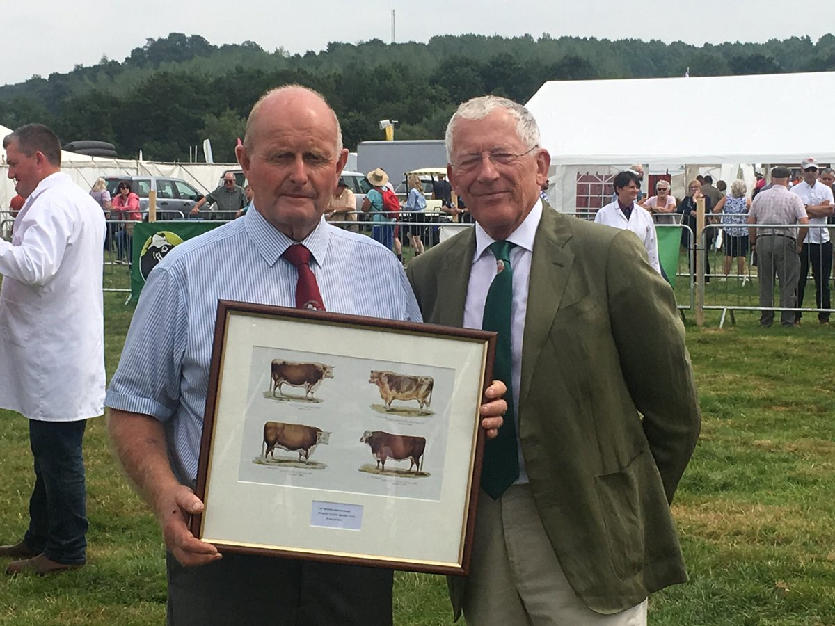 UKHerefords's tweet photo. NATIONAL HEREFORD SHOW

@TenburyNational president @Nick_Hewer presents judge Steve Edwards with a gift in recognition of his sterling effort in judging for over 5 hours!
#nationalherefordshow https://t.co/BxF15oH7g9