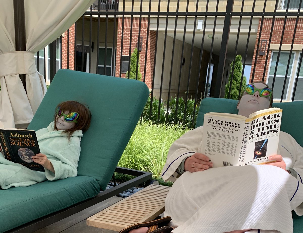 u_insomniacs's tweet photo. Alien retirees enjoy relaxing in the poolside cabanas at the retirement home with some light reading! @gish #gish2019 #GISH #Area51 #SocialSecurityCheXFiles https://t.co/YrIJb9YoxB