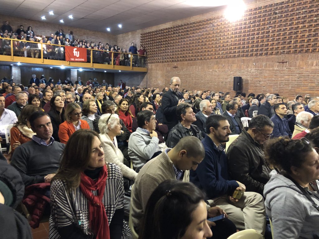 enzopaique's tweet photo. “La tradición y la renovación, que se sustentan una a la otra y que lo hacen una vez más, cómo siempre lo ha hecho nuestro partido”. Estamos en la convención del resurgimiento del Partido Colorado!!! Gracias Sanguinetti, Vamos Talvi!!
#ConvencionColorada @PartidoColorado https://t.co/WTvtHOTFjG