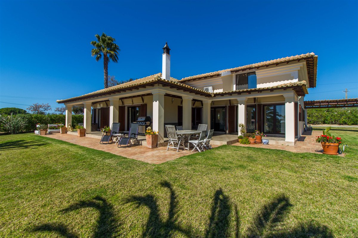 PTPropertyShow's tweet photo. Easy access to stunning beaches, wonderful cliff tops perfect for hiking &amp; just a short drive to Benagil &amp; Carvoeiro...🏡🌹🏖☀️🇵🇹

1,175,000€ | https://t.co/dp5F3Vfk4v

🎈Or join us at @Opropertyshow - Sept 7-8, 2019
Free Tickets 🎟👉 https://t.co/YK0j2WaPNP 👈 https://t.co/naXqNfrSZE