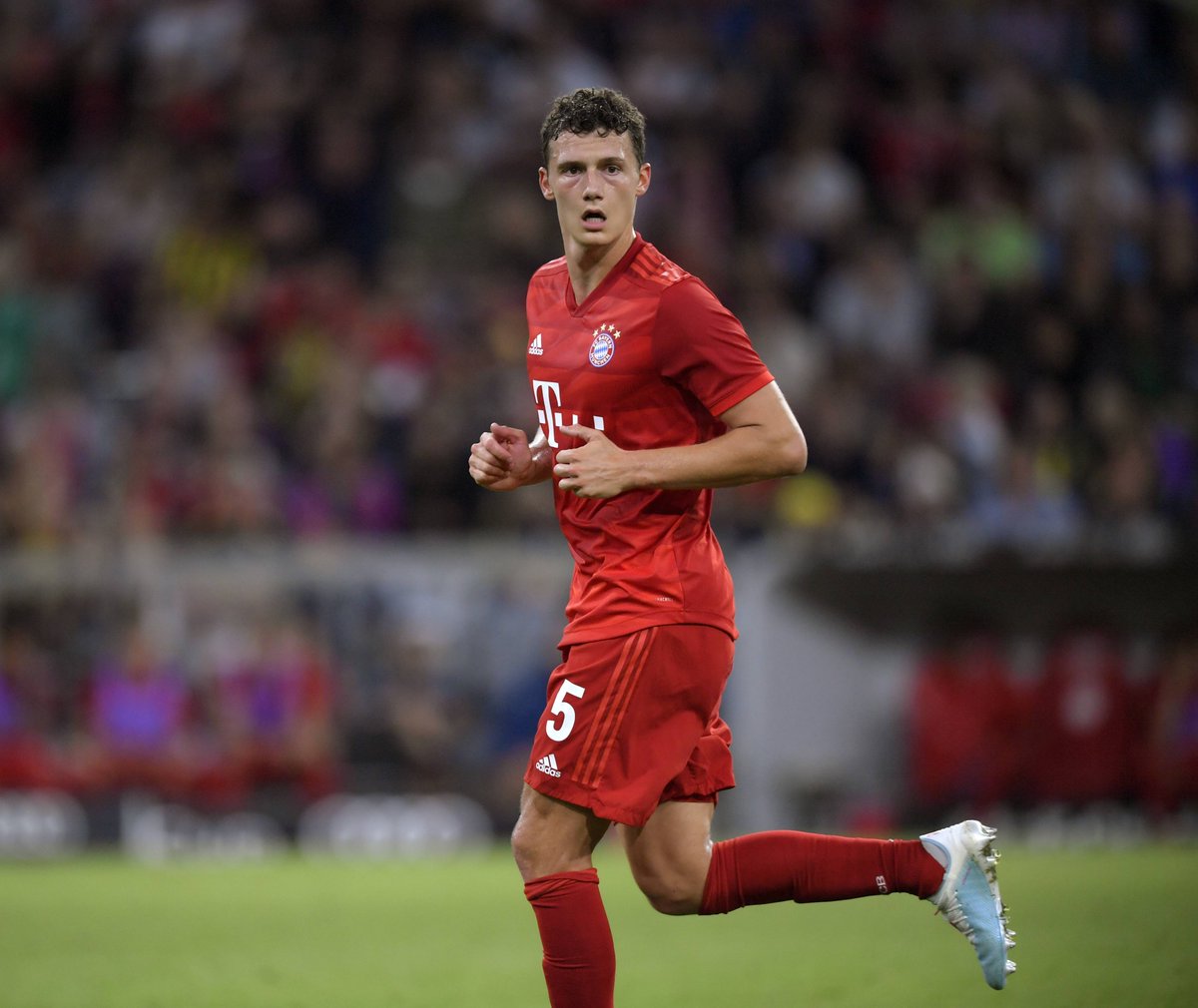 FCBayernEN's tweet image. Debut time for @BenPavard28 🔴

#BVBFCB 2-0 (80')