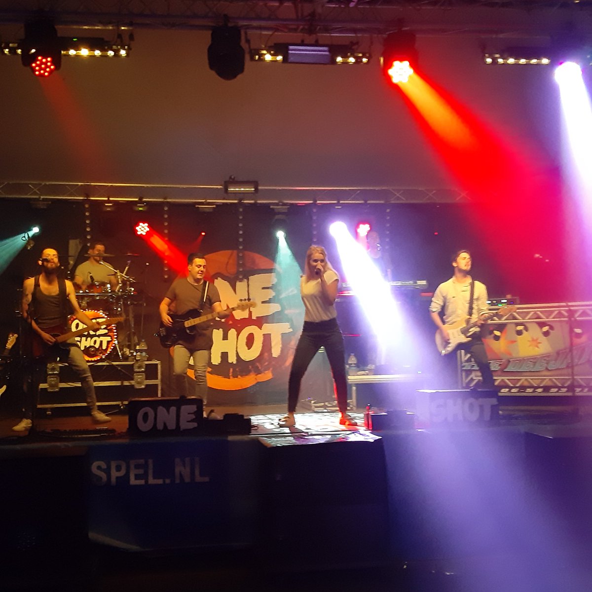 One Shot Coverband is los!! Kom naar de tent en feest mee! #dansen  #zingen #tourdoospel