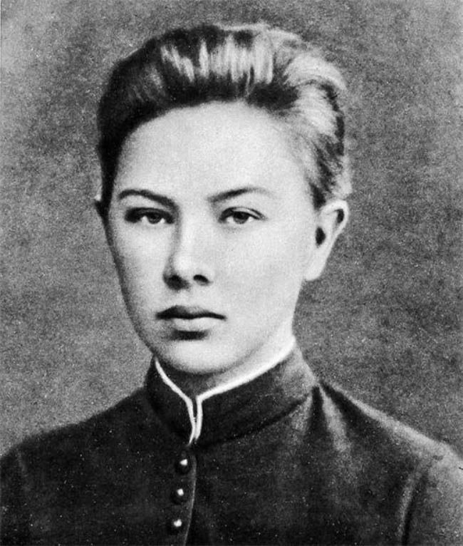Yves as Nadezhda Krupskaya-"a tall girl who did not flirt with the boys, moved and thought with deliberation, and had already formed strong convictions. She was one of those who are forever committed, once they have been possessed by their thoughts and feelings"-Lenin's wife