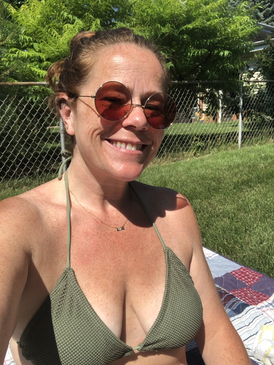TMIWITW's tweet photo. Color of the day: khaki green!
#SummerDoesntSuck https://t.co/EotM6Wagol