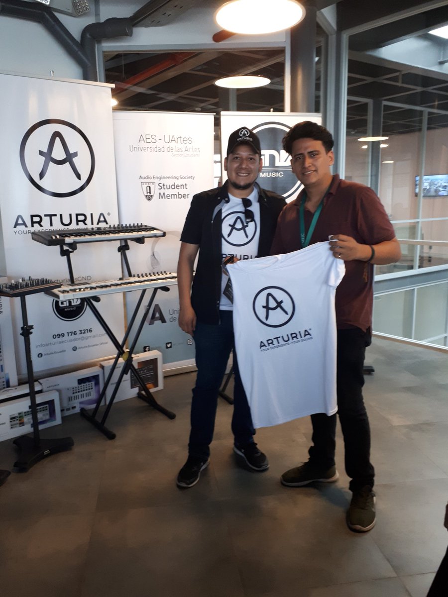 AES_Uartes's tweet photo. Gracias a Daniel Salazar y GNDMusic, representante de Arturia en Ecuador, por los fabulosos obsequios (gorras, camisetas y licencia) a los asistentes del Workshop Arturia.
#AESUArtes #UArtes #AES #AudioEngineeringSociety #ProducciónMusical #GNDMusic #ArturiaEsGND #ArturiaEcuador https://t.co/dJjB6gXgNy
