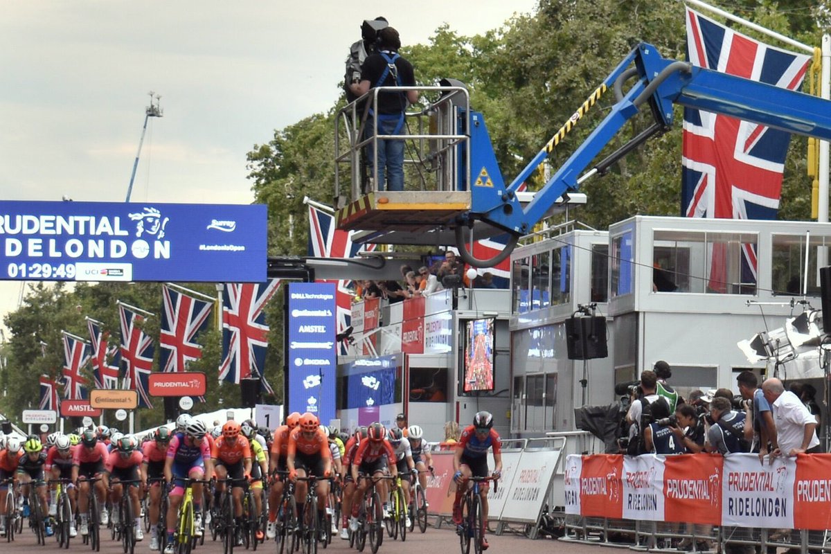 stevechalles's tweet photo. Pics - 1: @Videohouse_be, #Eurolinx and @MediaMotos in action in The Mall and around St James’ Park in London for today’s Prudential #RideLondon Classique Race. @RideLondon #PRLClassique #UCIWWT https://t.co/8ASVqtJ9Qe