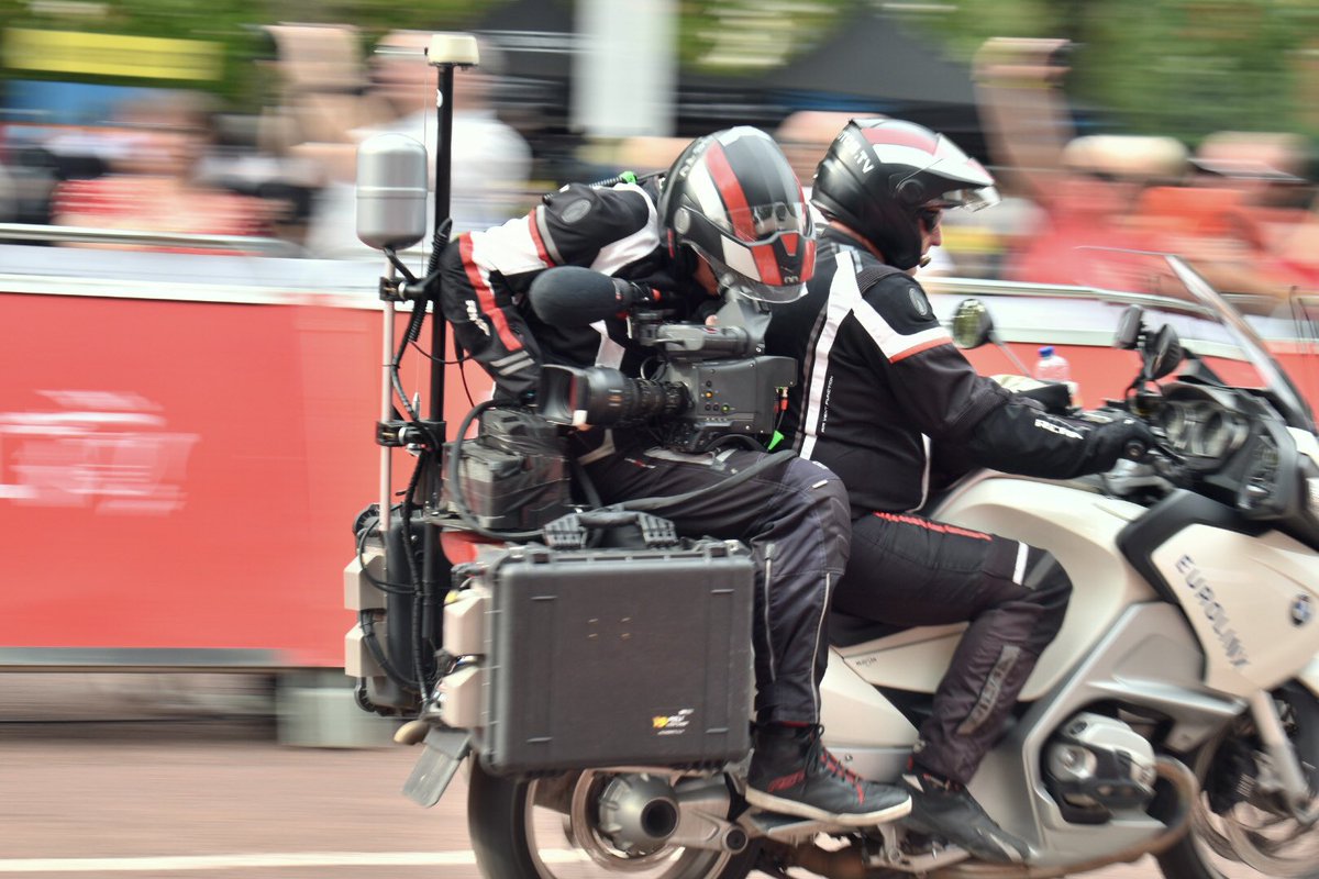 stevechalles's tweet photo. Pics - 1: @Videohouse_be, #Eurolinx and @MediaMotos in action in The Mall and around St James’ Park in London for today’s Prudential #RideLondon Classique Race. @RideLondon #PRLClassique #UCIWWT https://t.co/8ASVqtJ9Qe
